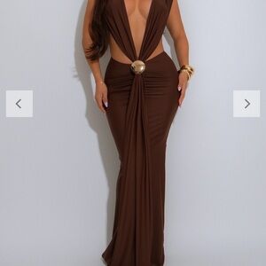 Chic Brown Maxi Dress with Gold Accent